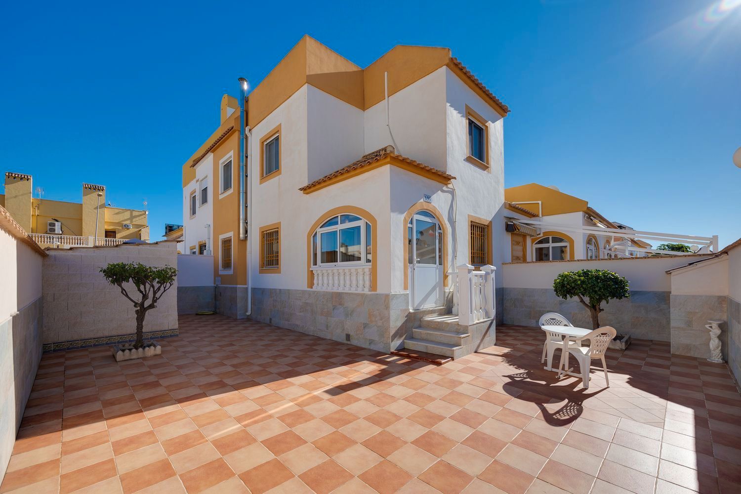 Vista exterior de Casa adosada en venda en Torrevieja amb Aire condicionat, Terrassa i Traster