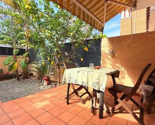 Terrasse von Einfamilien-Reihenhaus miete in Castelldefels mit Klimaanlage, Heizung und Privatgarten