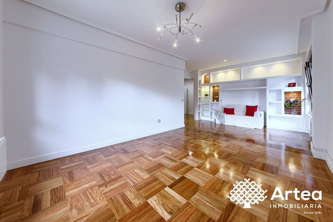 Sala d'estar de Pis en venda en Bilbao  amb Calefacció, Terrassa i Traster