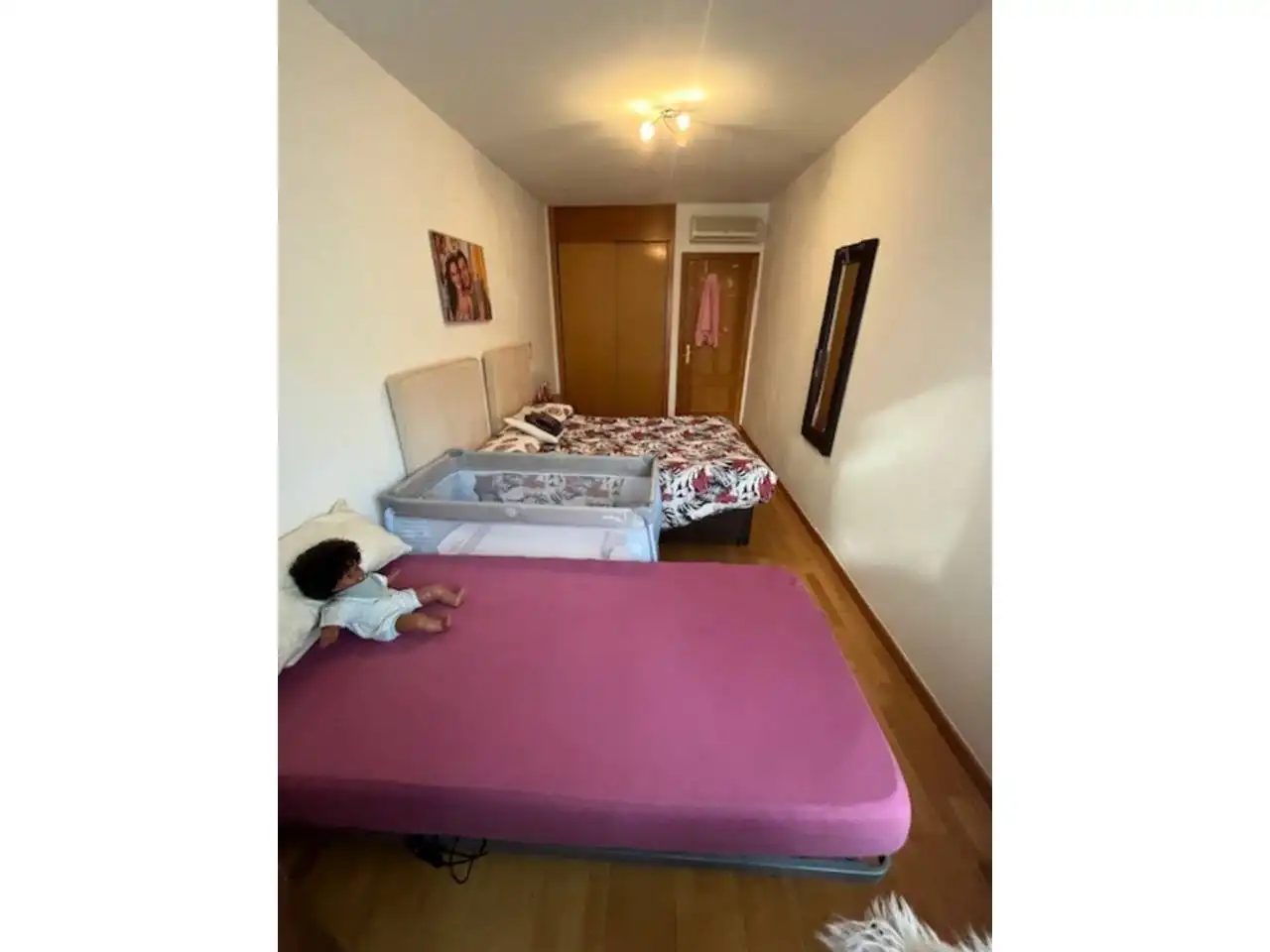 Schlafzimmer von Einfamilien-Reihenhaus zum Verkauf in Estepona mit Klimaanlage, Privatgarten und Parkett