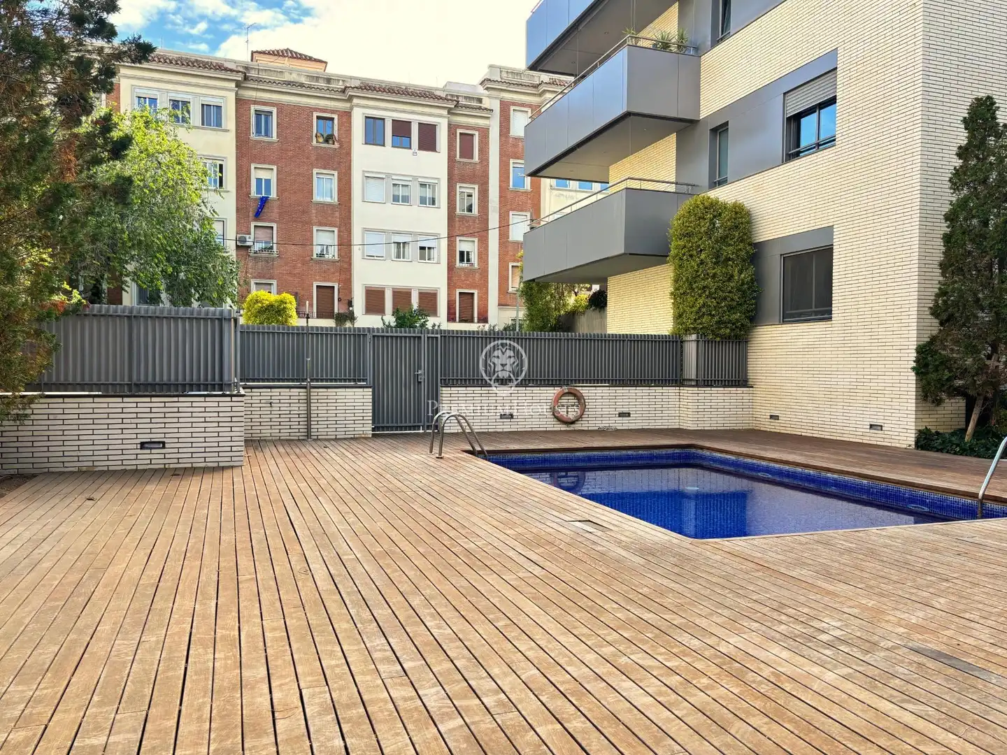 Schwimmbecken von Wohnung zum Verkauf in Barcelona mit Heizung, Privatgarten und Terrasse