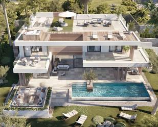 Vista exterior de Casa o xalet en venda en Estepona amb Aire condicionat, Jardí privat i Terrassa