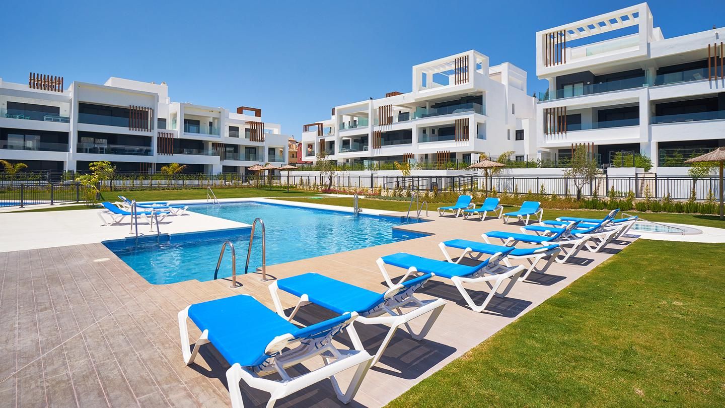 Vista exterior de Pis en venda en Estepona amb Aire condicionat, Terrassa i Piscina