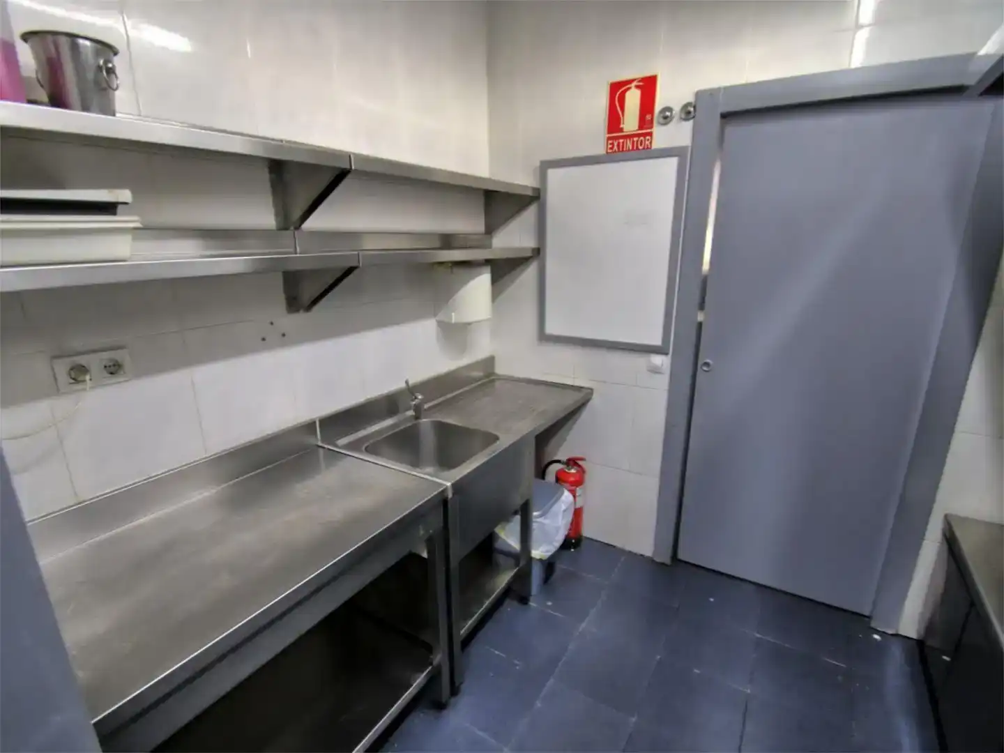 Cocina de Local de alquiler en León Capital  con Aire acondicionado y Amueblado