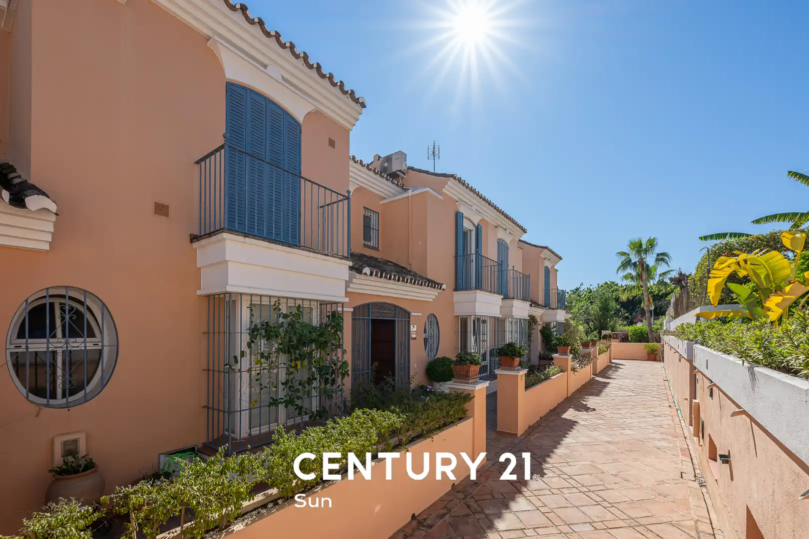 Vista exterior de Casa adosada en venta en Marbella con Aire acondicionado, Calefacción y Jardín privado