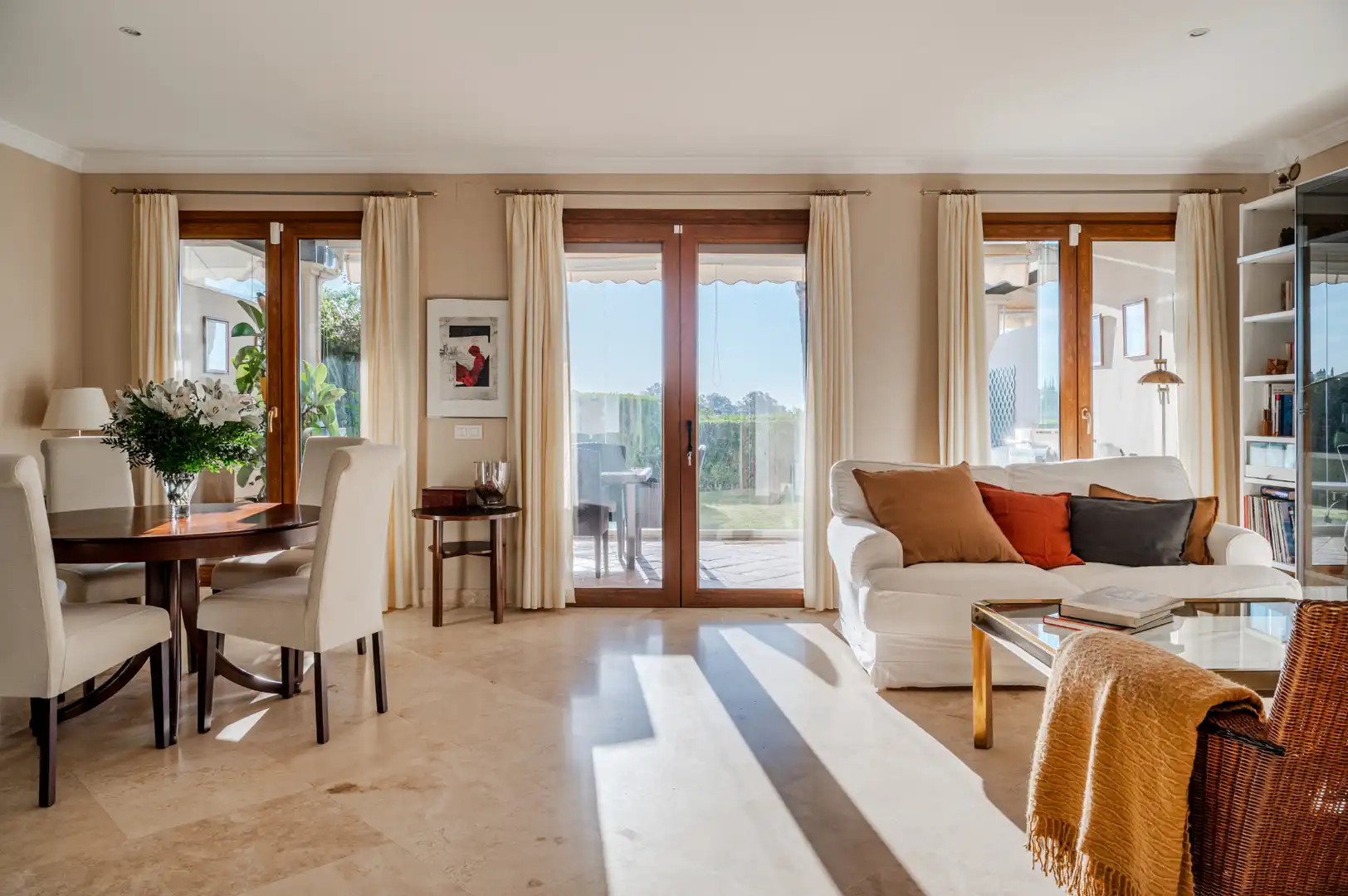 Sala d'estar de Casa adosada en venda en Estepona amb Aire condicionat, Calefacció i Jardí privat