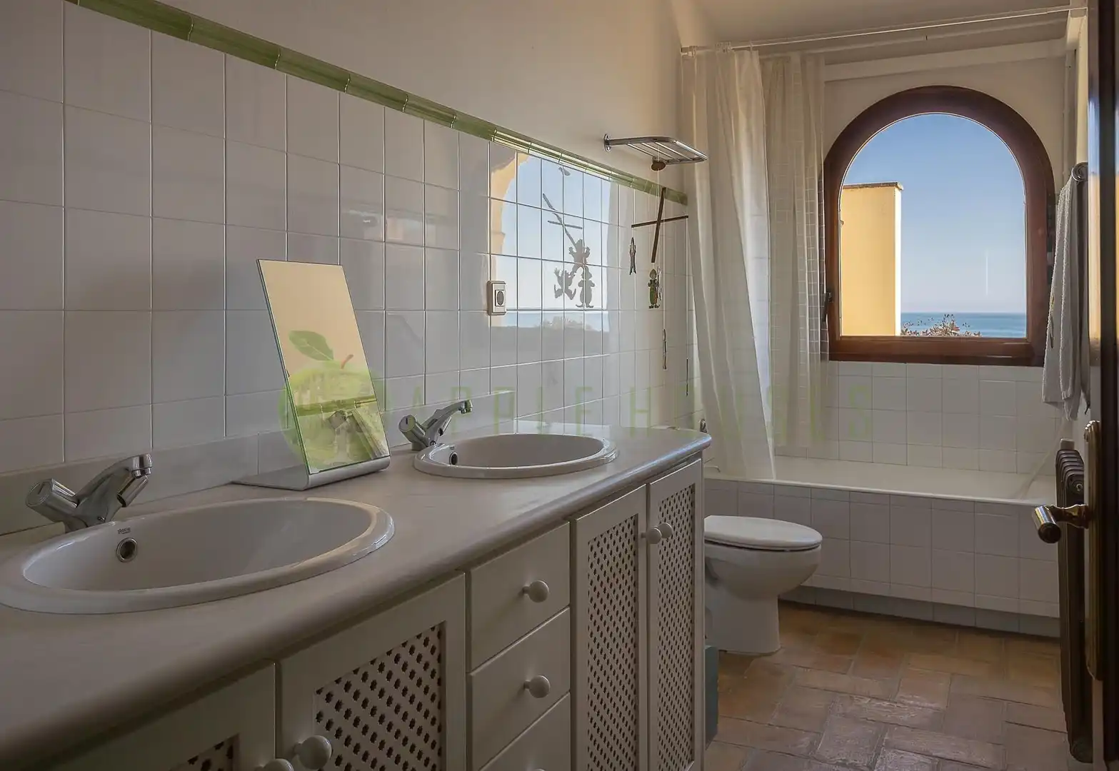 Baño de Casa o chalet en venta en Vilanova i la Geltrú con Aire acondicionado, Calefacción y Jardín privado