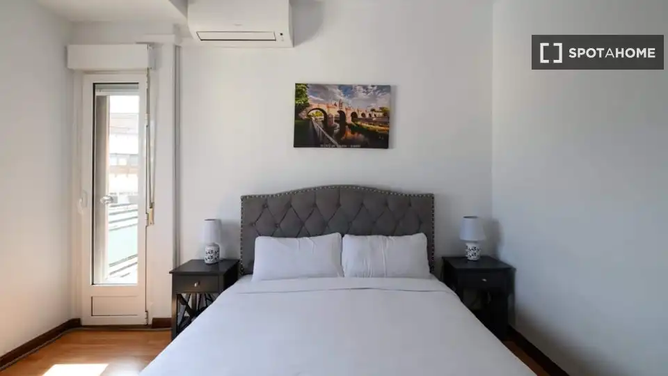 Schlafzimmer von Wohnung zur Miete in Madrid mit Klimaanlage, Heizung und Möbliert
