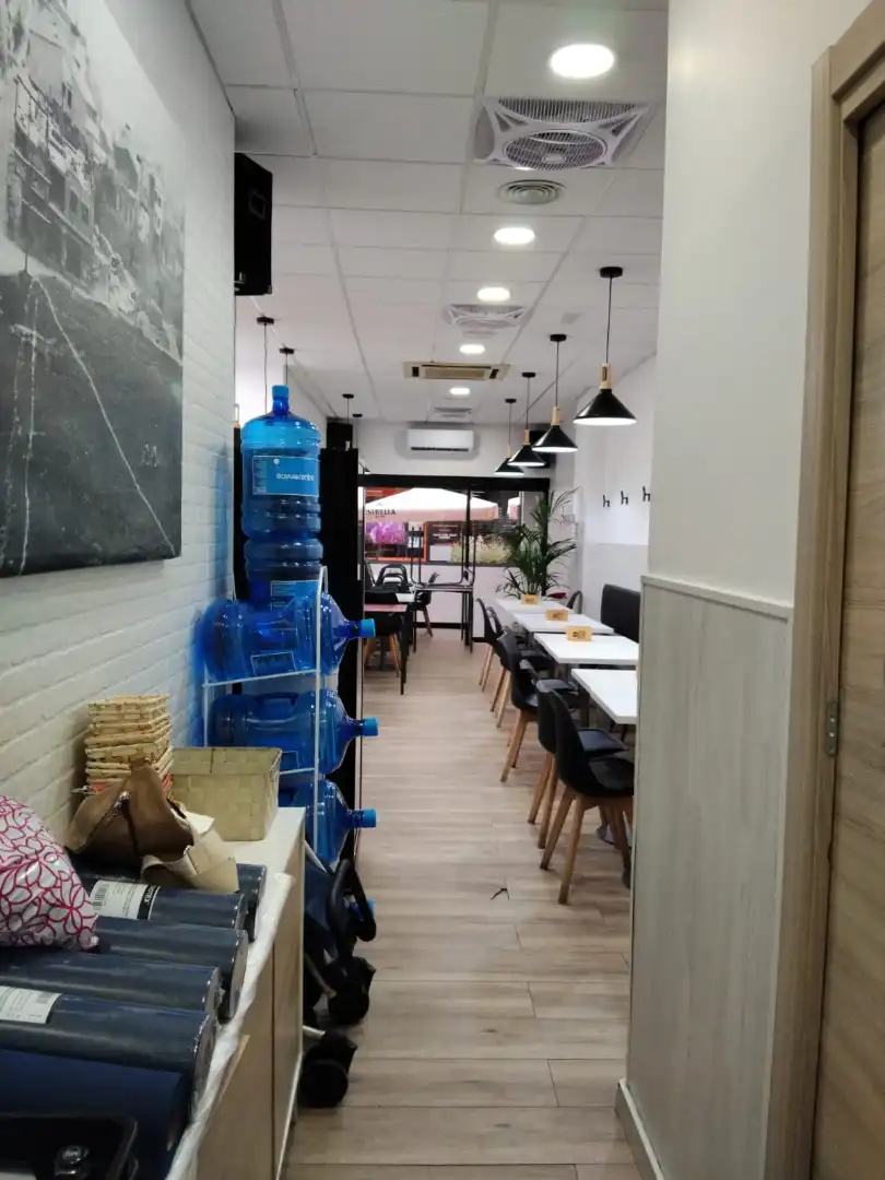 Local comercial en traspàs a Avinguda de Sant Esteve 76, imagen 3