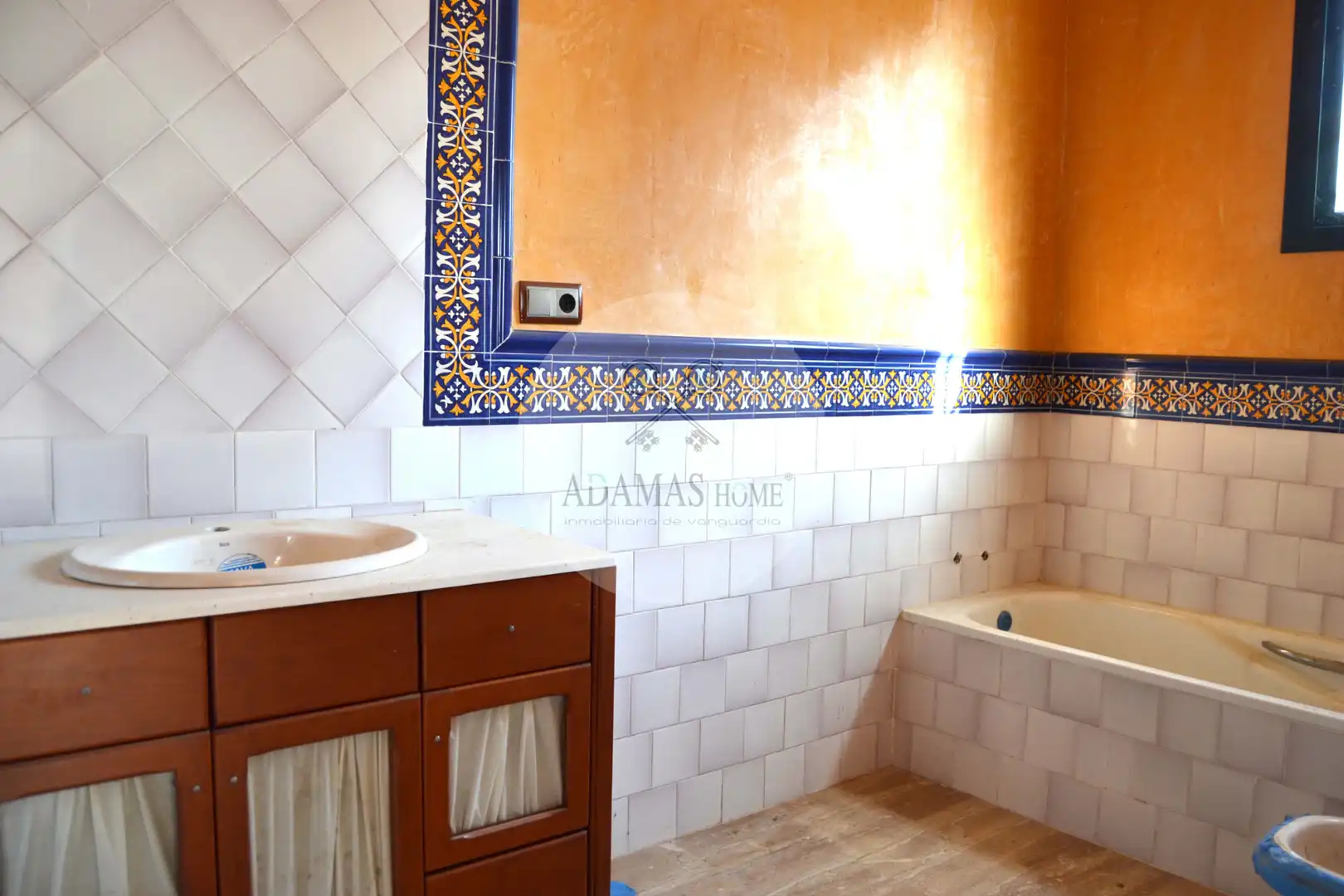 Bany de Casa o xalet en venda en Sanlúcar la Mayor amb Jardí privat, Terrassa i Piscina