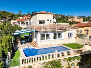 Chalet con piscina en venta en Carrió - La Merced - Los Pinos