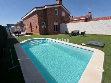Detached house with pool for sale in Pioz