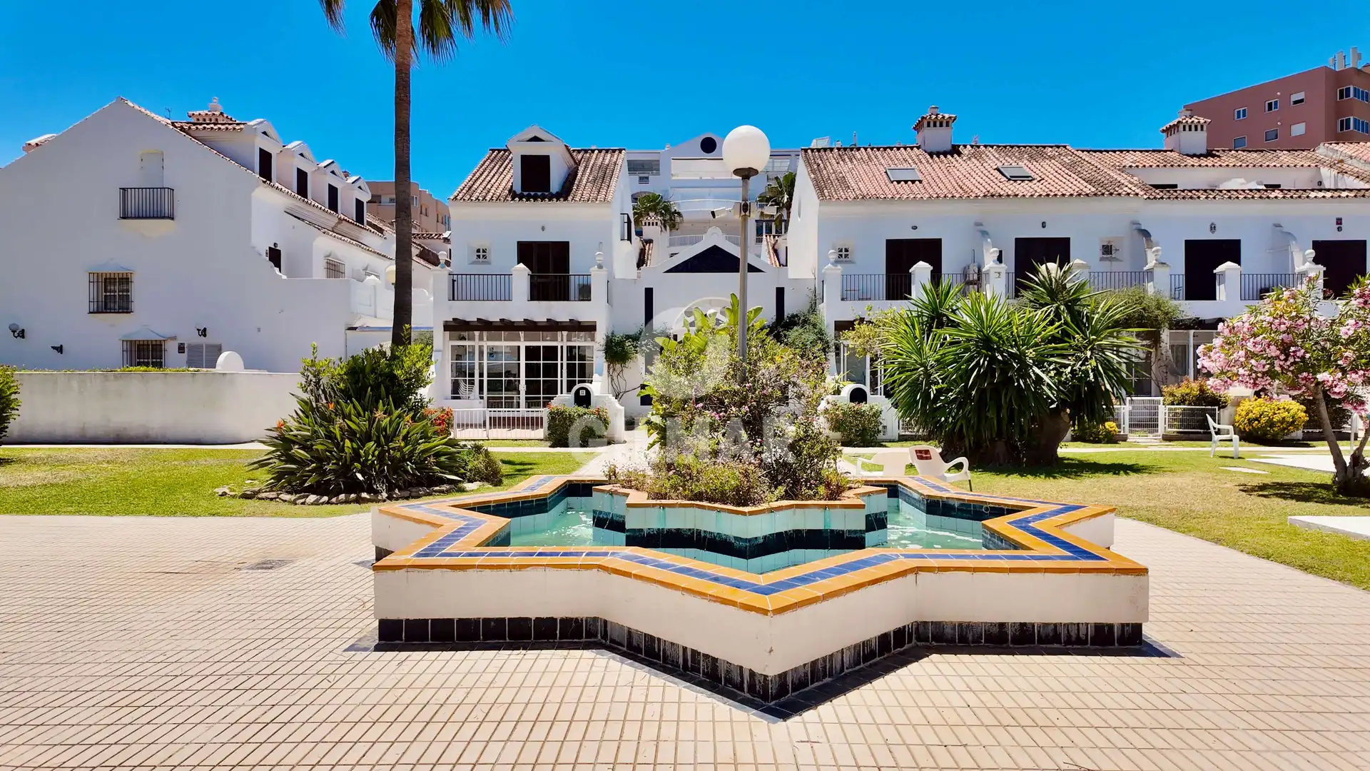 Vista exterior de Casa adosada en venda en Fuengirola amb Jardí privat i Piscina