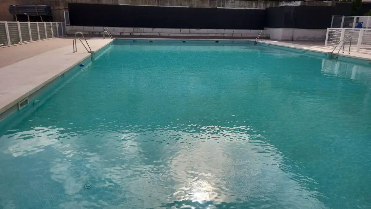 Swimming pool of Ground floor for sale in Benalmádena  with Air Conditioner, Terrace and Community pool