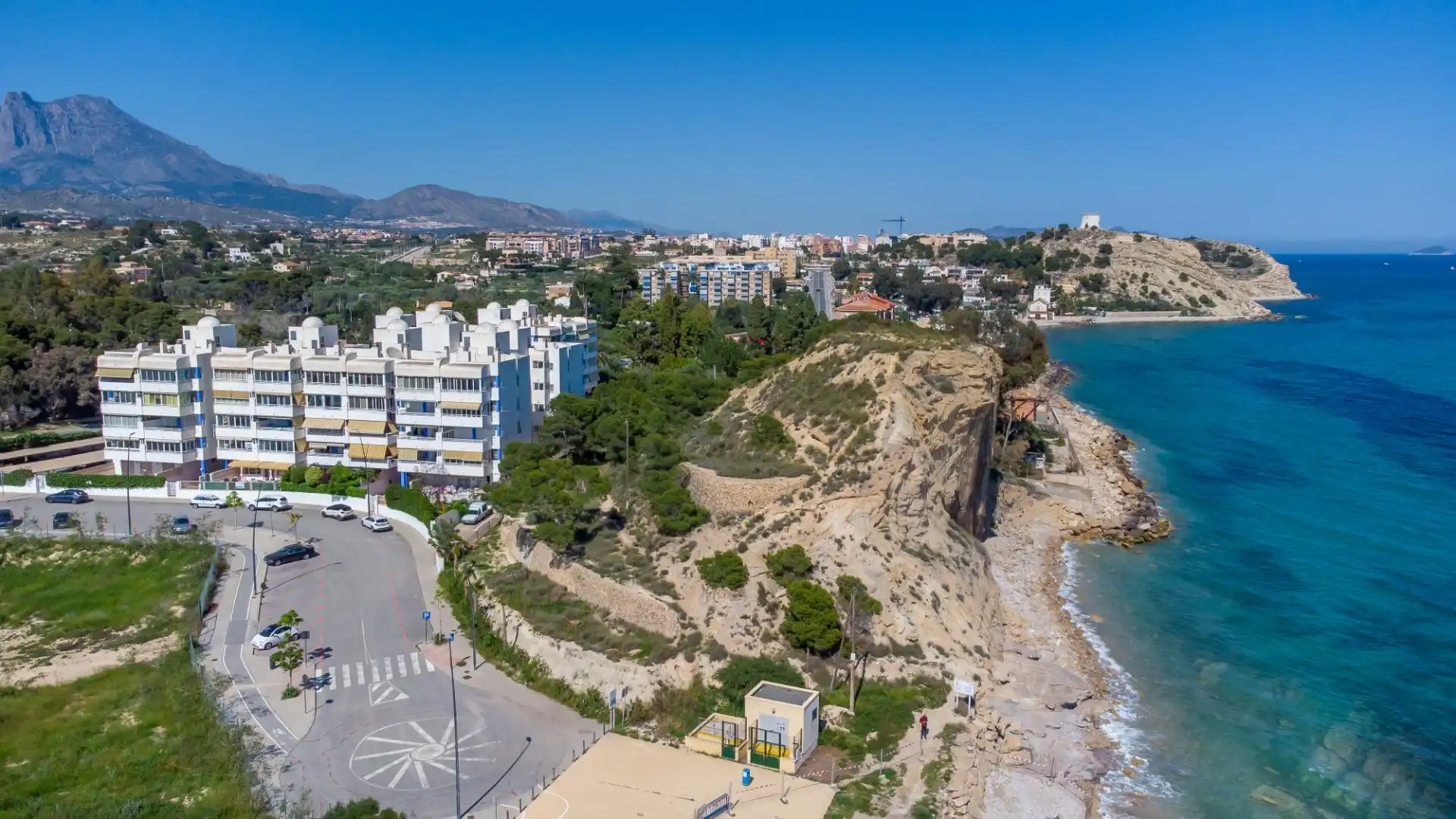 Vista exterior de Casa adosada en venda en Villajoyosa / La Vila Joiosa amb Aire condicionat, Moblat i Piscina comunitària