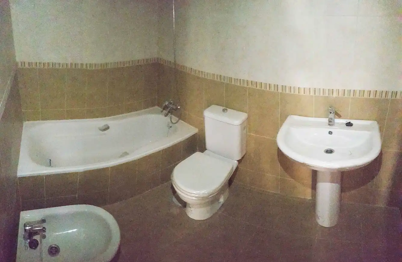 Baño de Apartamento en venta en Tudela de Duero con Calefacción, Parquet y Trastero