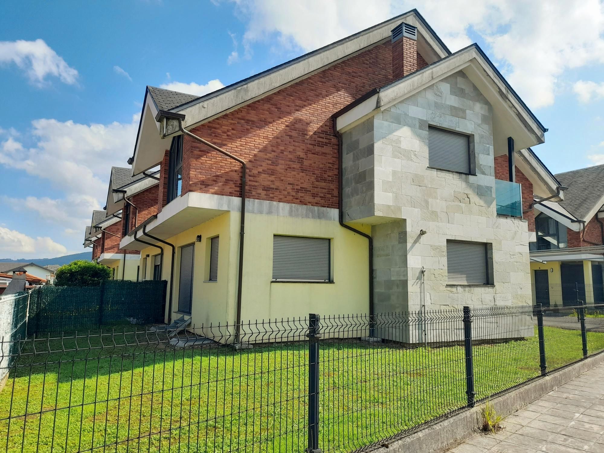 Vista exterior de Casa o xalet en venda en Santa María de Cayón amb Calefacció, Jardí privat i Parquet