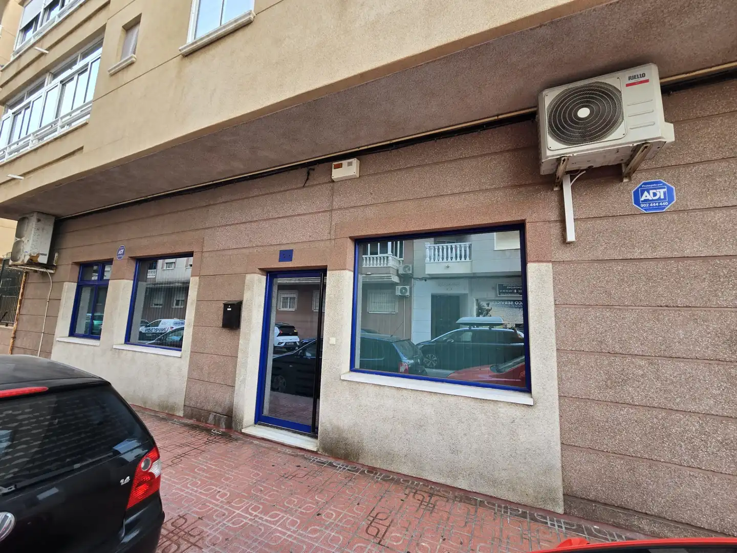 Vista exterior de Local de alquiler en Torrevieja con Aire acondicionado, Parquet y Amueblado