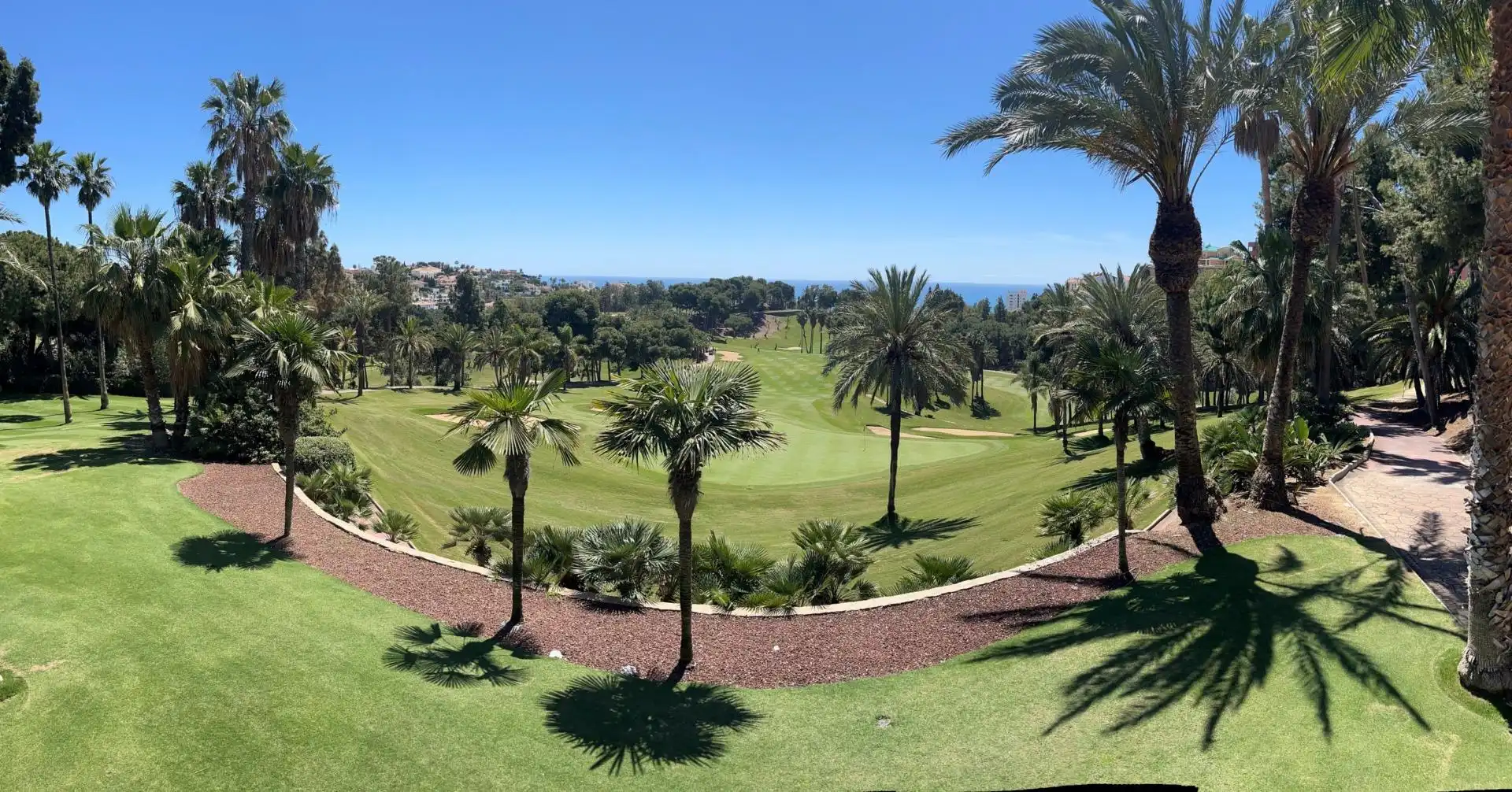 Vista exterior de Apartament en venda en Benalmádena amb Aire condicionat, Calefacció i Jardí privat