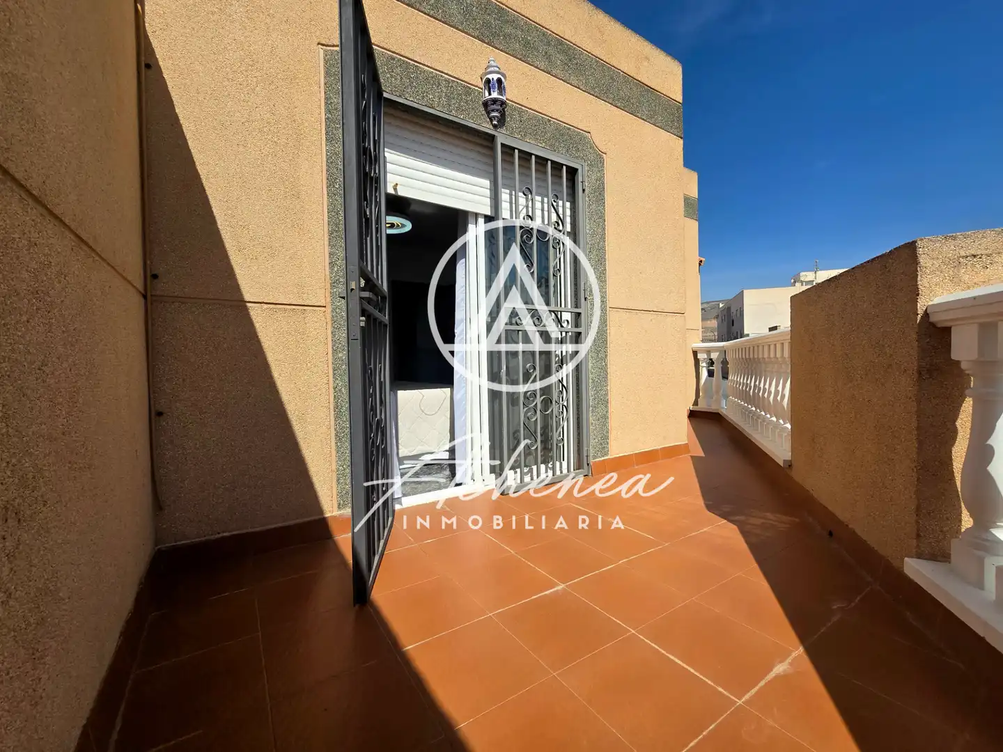 Vista exterior de Casa adosada en venta en Vícar con Aire acondicionado, Calefacción y Terraza