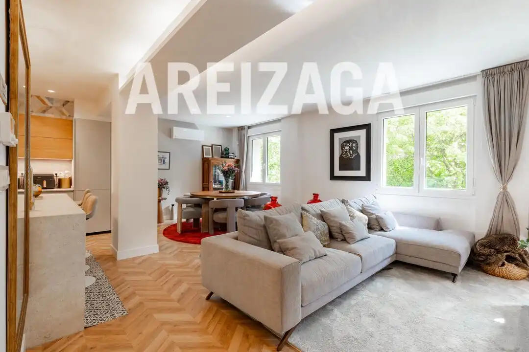 Sala d'estar de Pis en venda en Donostia - San Sebastián  amb Aire condicionat, Calefacció i Terrassa