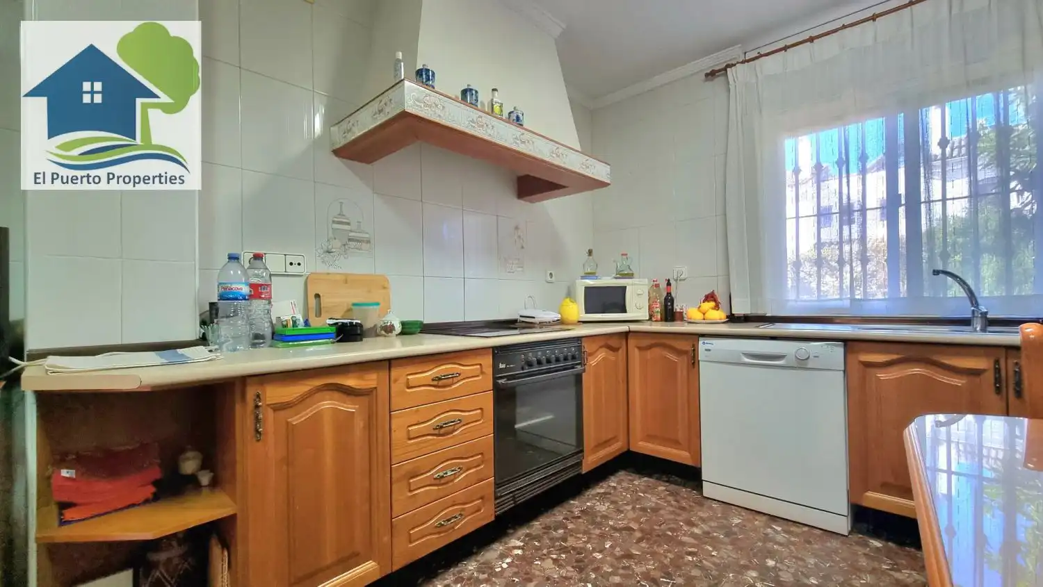 Cuina de Casa o xalet en venda en El Puerto de Santa María amb Aire condicionat, Jardí privat i Traster