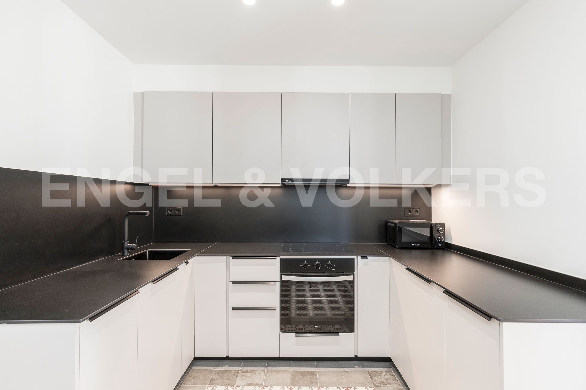 Kitchen of Apartment to rent in  Barcelona Capital  with Air Conditioner, Heating and Storage room