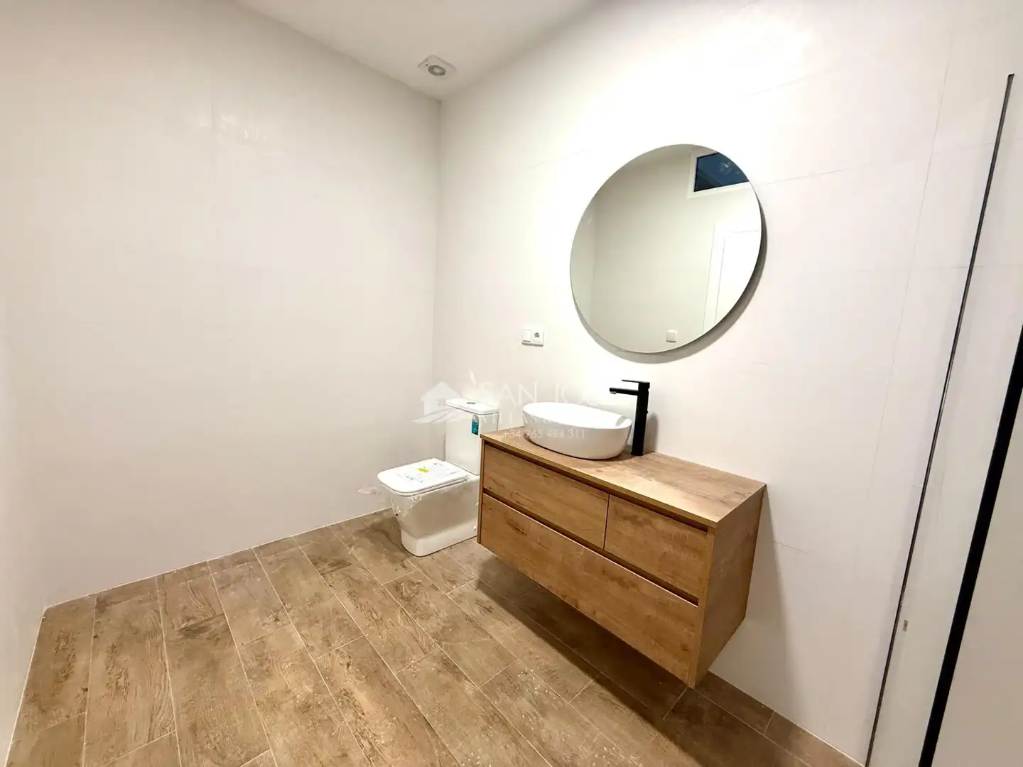 Badezimmer von Erdgeschoss zum Verkauf in Monforte del Cid mit Klimaanlage und Abstellraum