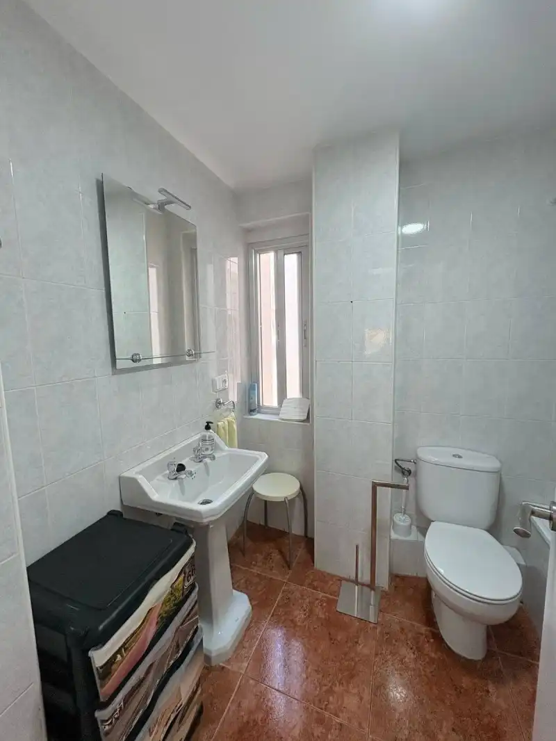 Badezimmer von Wohnung zur Miete in Cáceres mit Klimaanlage, Privatgarten und Terrasse