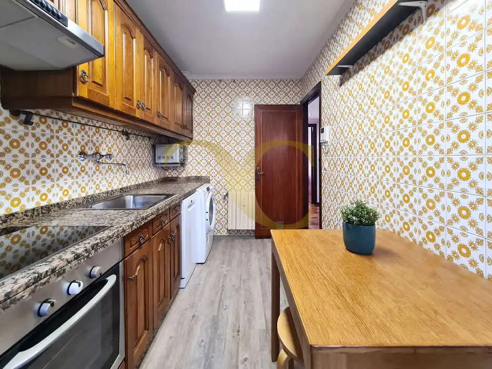 Cocina de Piso en venta en Oviedo  con Calefacción, Trastero y Amueblado