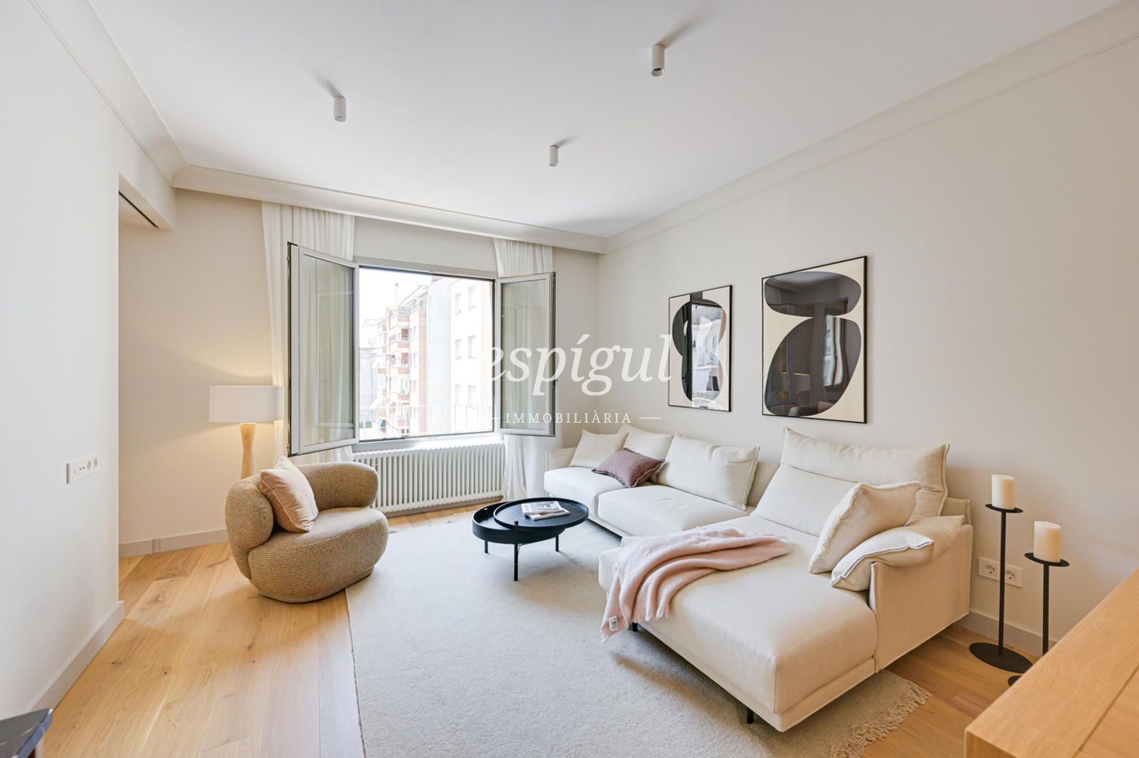 Living room of Flat for sale in  Barcelona Capital  with Air Conditioner, Heating and Parquet flooring