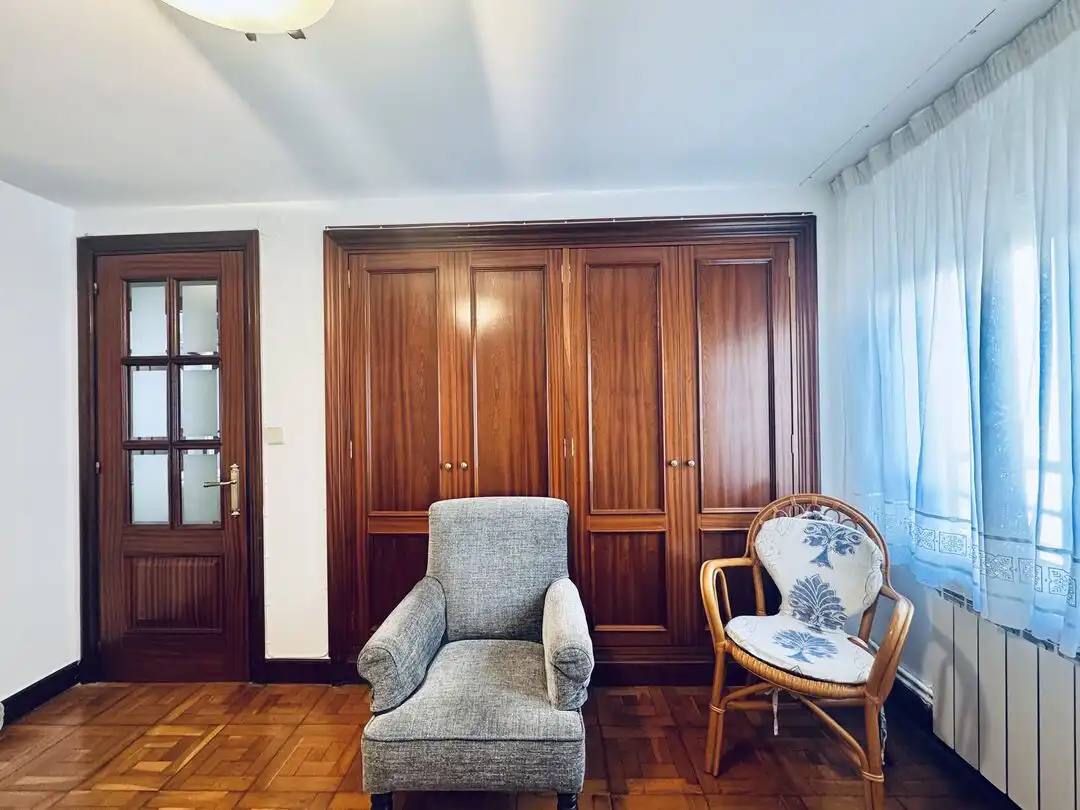 Sala d'estar de Pis en venda en Donostia - San Sebastián  amb Calefacció, Terrassa i Balcó