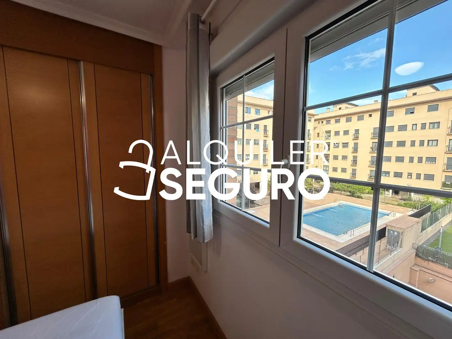 Dormitori de Pis de lloguer en Madrid amb Aire condicionat, Calefacció i Piscina