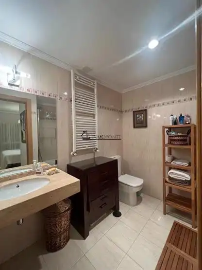 Badezimmer von Wohnung zur Miete in Poio mit Heizung, Ofen und Waschmaschine