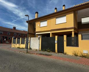 Vista exterior de Casa adosada en venda en Parla amb Jardí privat, Parquet i Terrassa