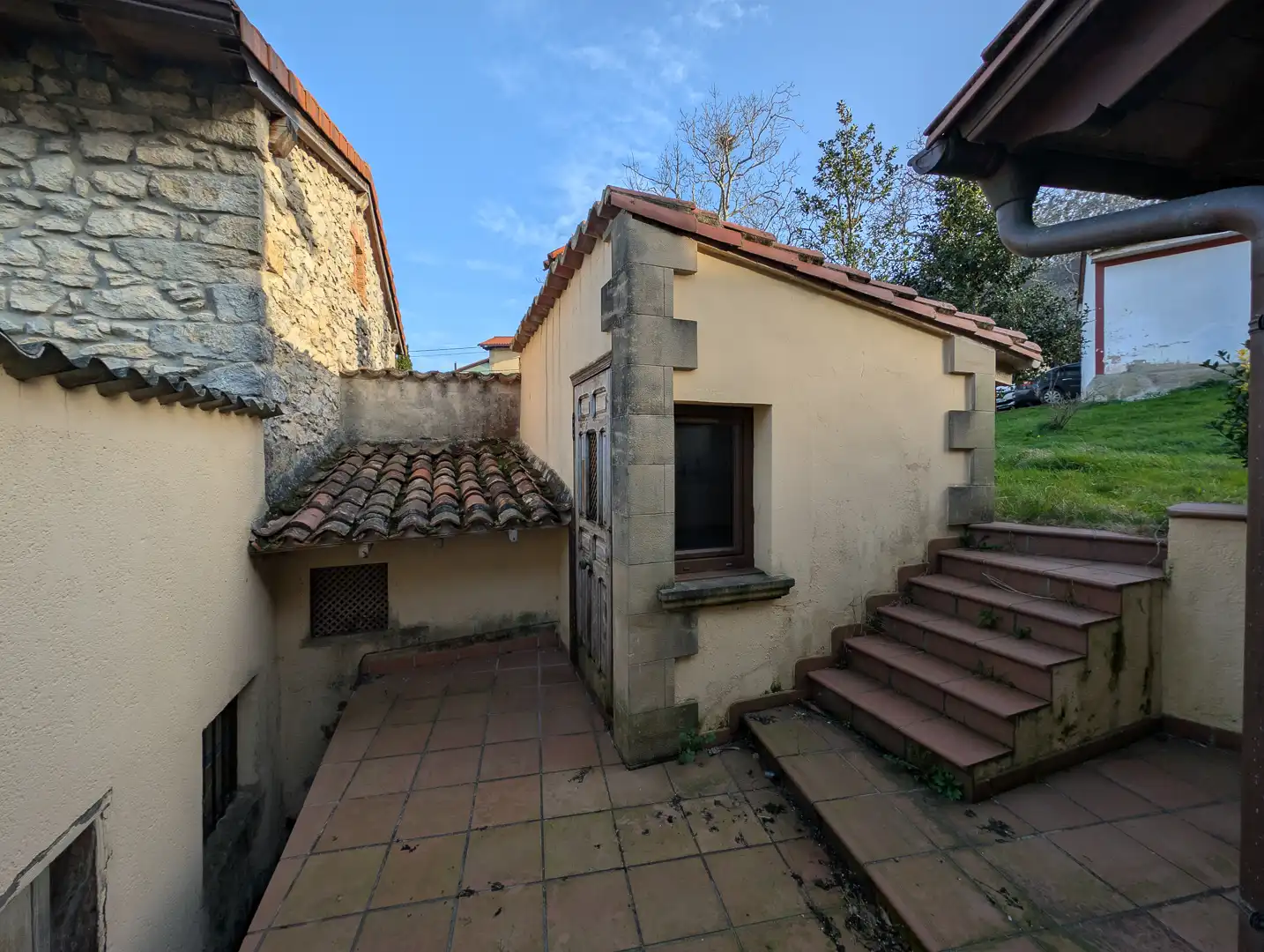 Vista exterior de Casa o xalet en venda en Val de San Vicente  amb Calefacció, Terrassa i Traster
