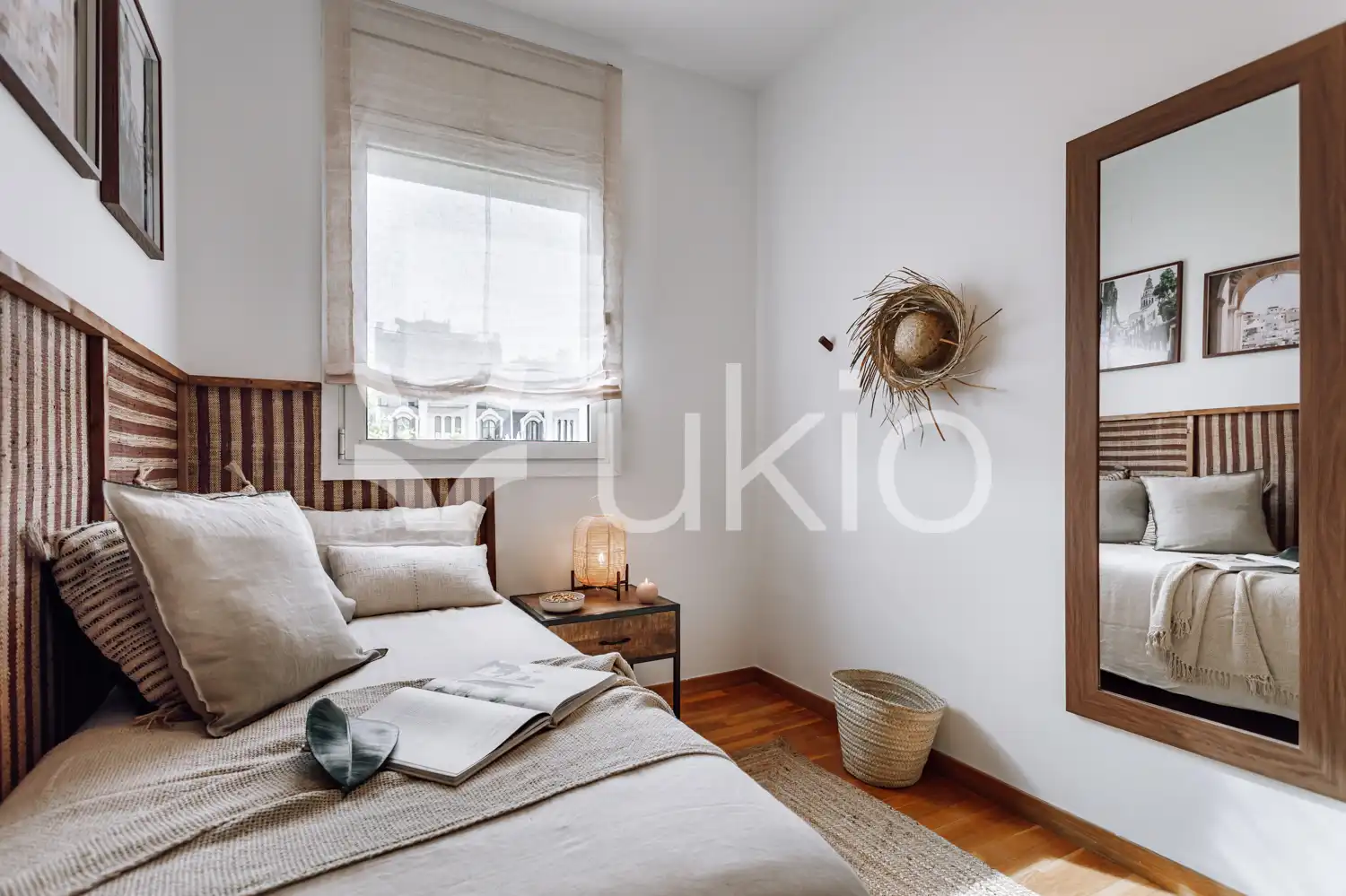 Dormitori de Apartament de lloguer en Barcelona amb Aire condicionat, Calefacció i Jardí privat