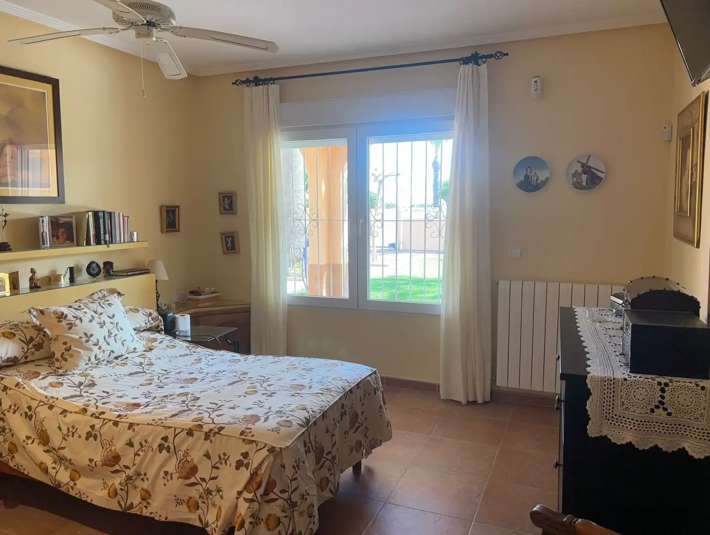 Schlafzimmer von Erdgeschoss zum Verkauf in La Manga del Mar Menor mit Klimaanlage, Privatgarten und Schwimmbad
