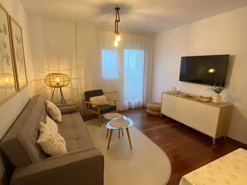 Wohnzimmer von Wohnung zur Miete in Suances mit Parkett, Schwimmbad und Möbliert
