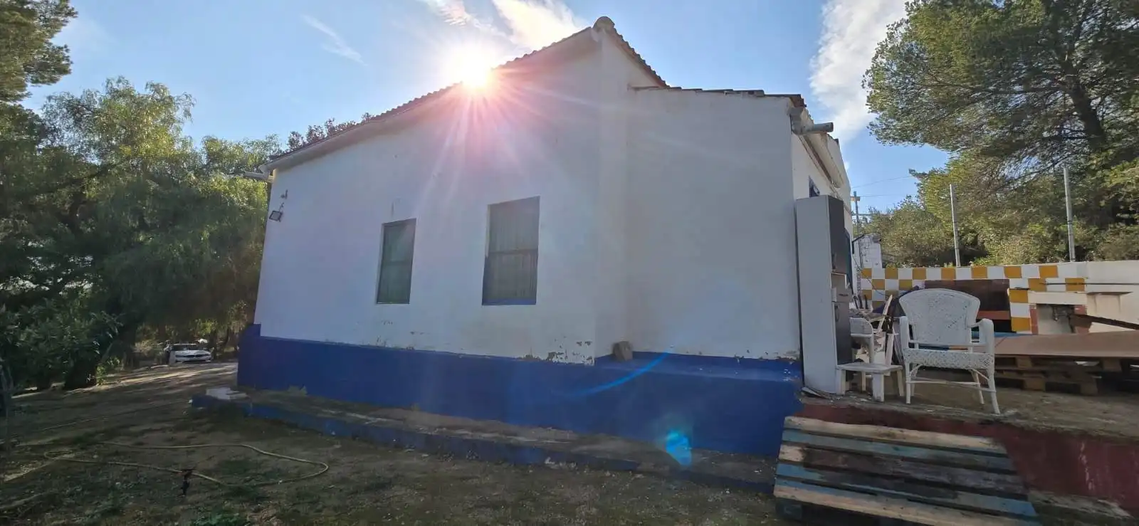 Vista exterior de Casa adosada en venda en Chiva amb Jardí privat i Terrassa