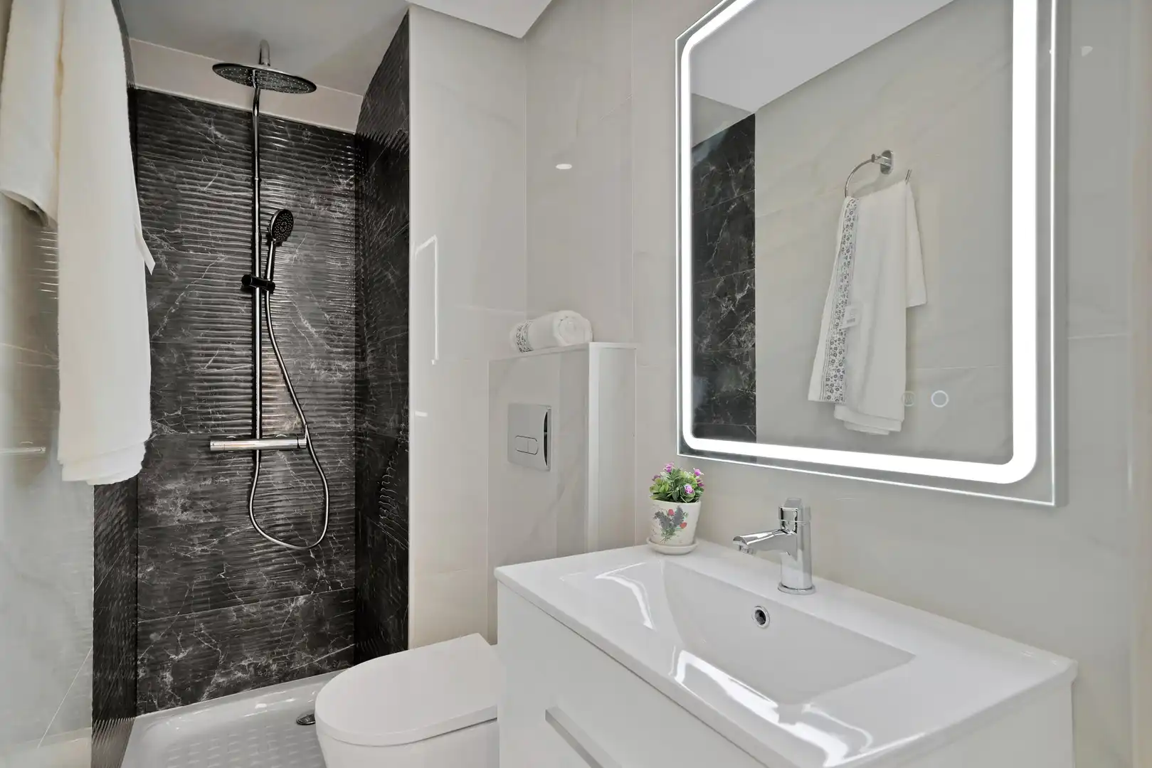 Baño de Apartamento de alquiler en Marbella con Calefacción, Jardín privado y Amueblado