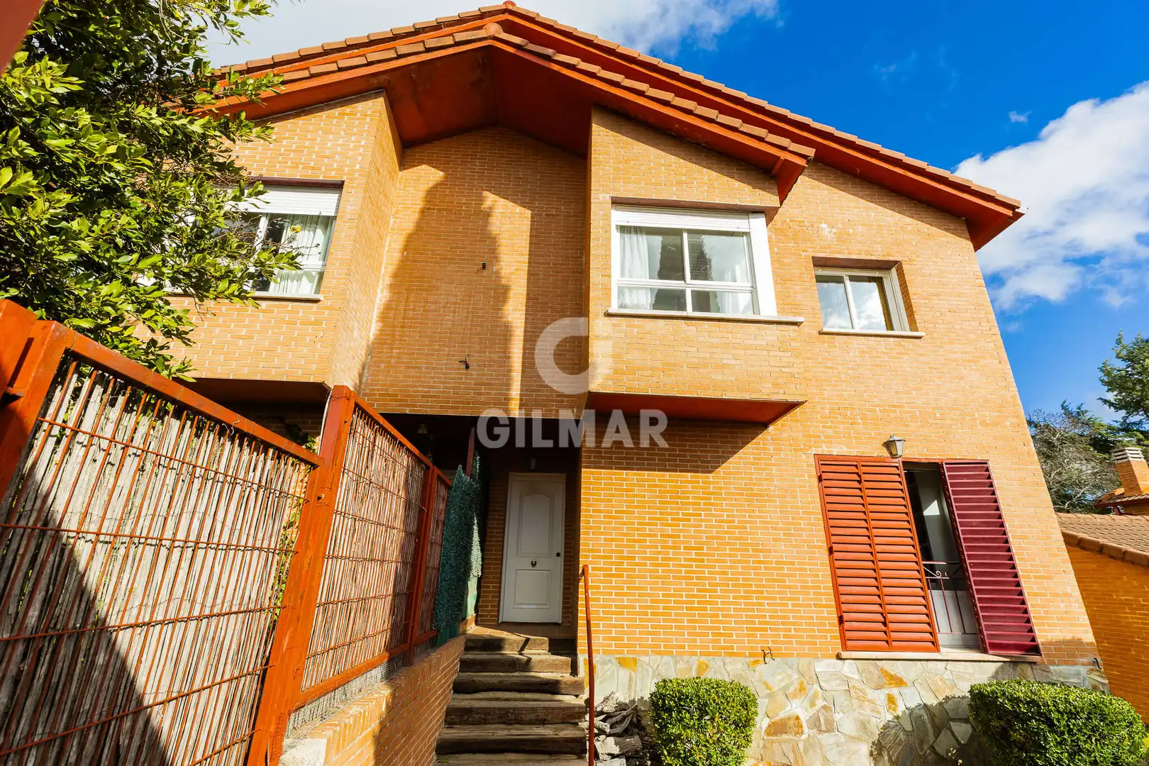 Vista exterior de Casa adosada en venta en Cercedilla con Calefacción, Jardín privado y Piscina