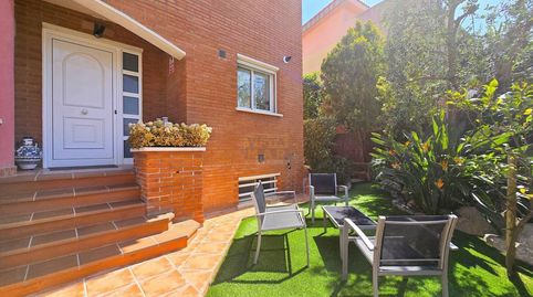 Casa adosada esquinera con jardin de 100m, zona La Mota de Sant Pere Salines