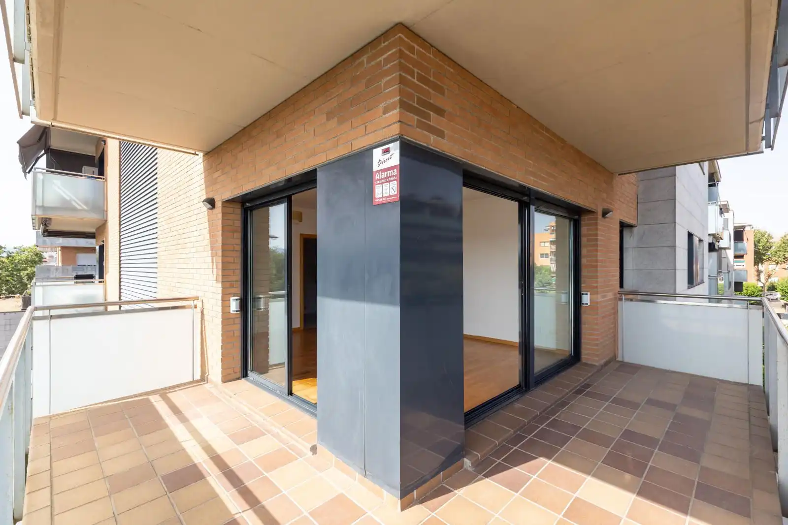 Vista exterior de Pis en venda en Parets del Vallès amb Calefacció, Jardí privat i Parquet