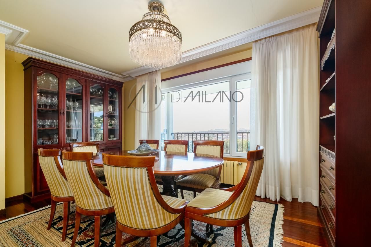 Comedor de Casa o chalet en venta en Vigo  con Calefacción, Jardín privado y Parquet