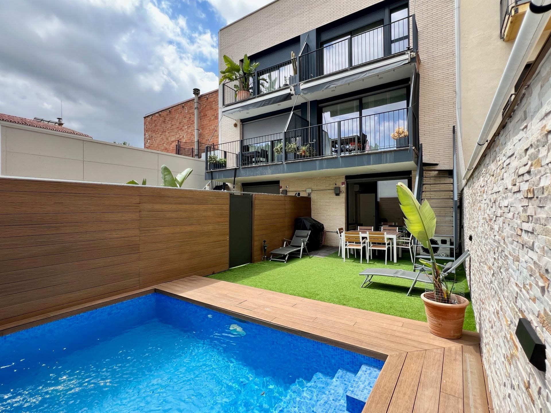 Swimming pool of House or chalet for sale in Sabadell  with Air Conditioner, Heating and Private garden