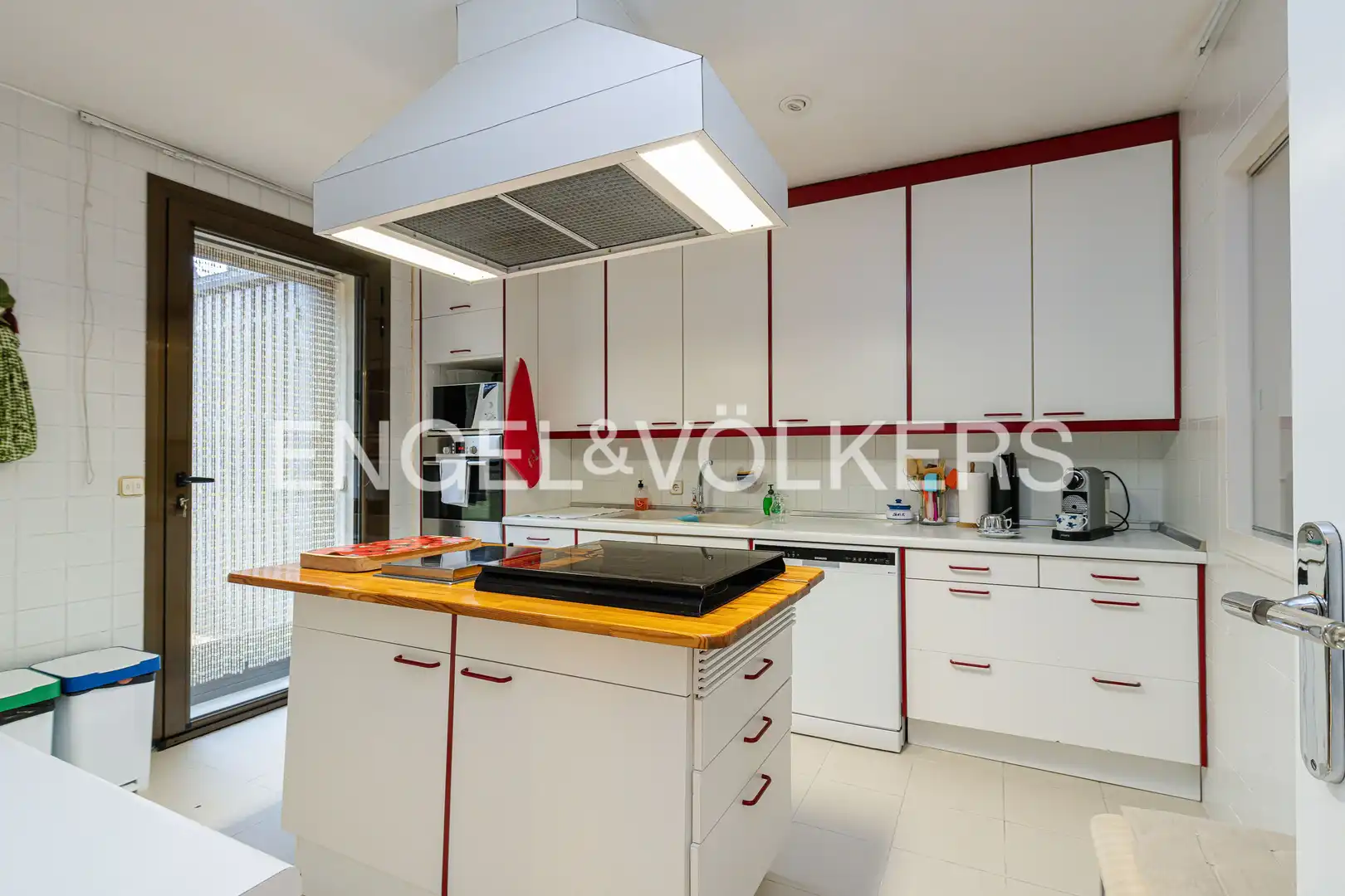 Cocina de Casa o chalet en venta en Madrid con Aire acondicionado, Calefacción y Jardín privado