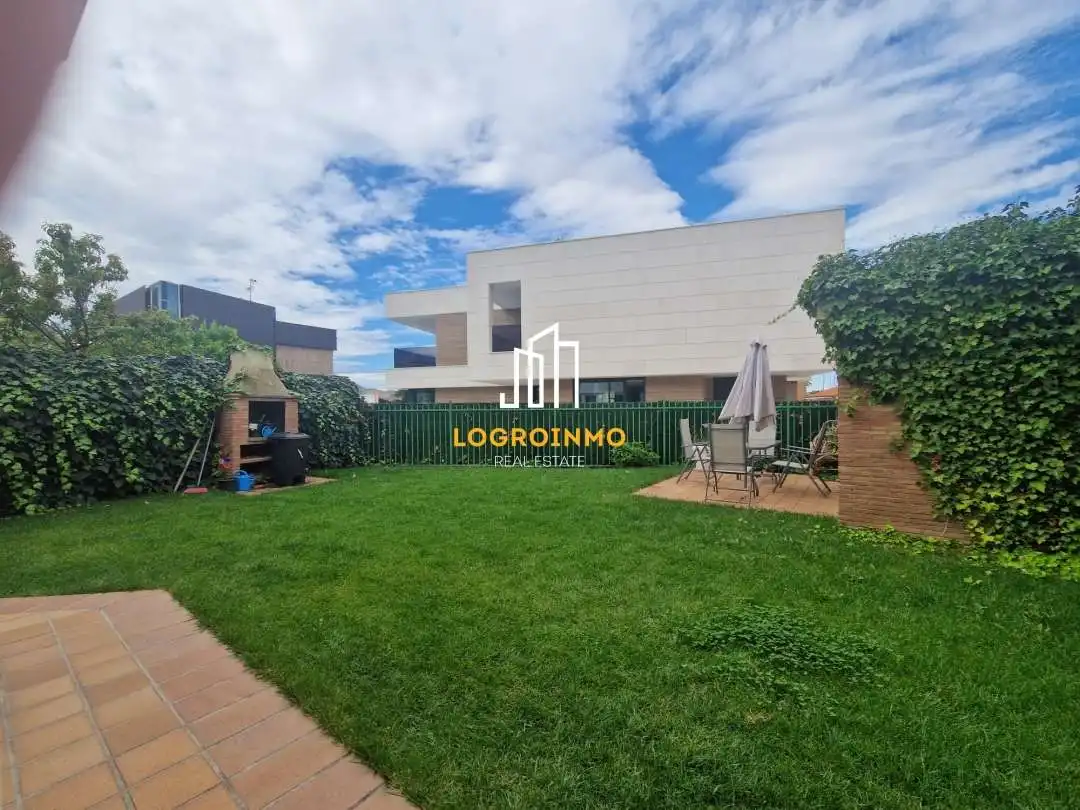 House with pool for sale in Avda. Madrid, imagen 8
