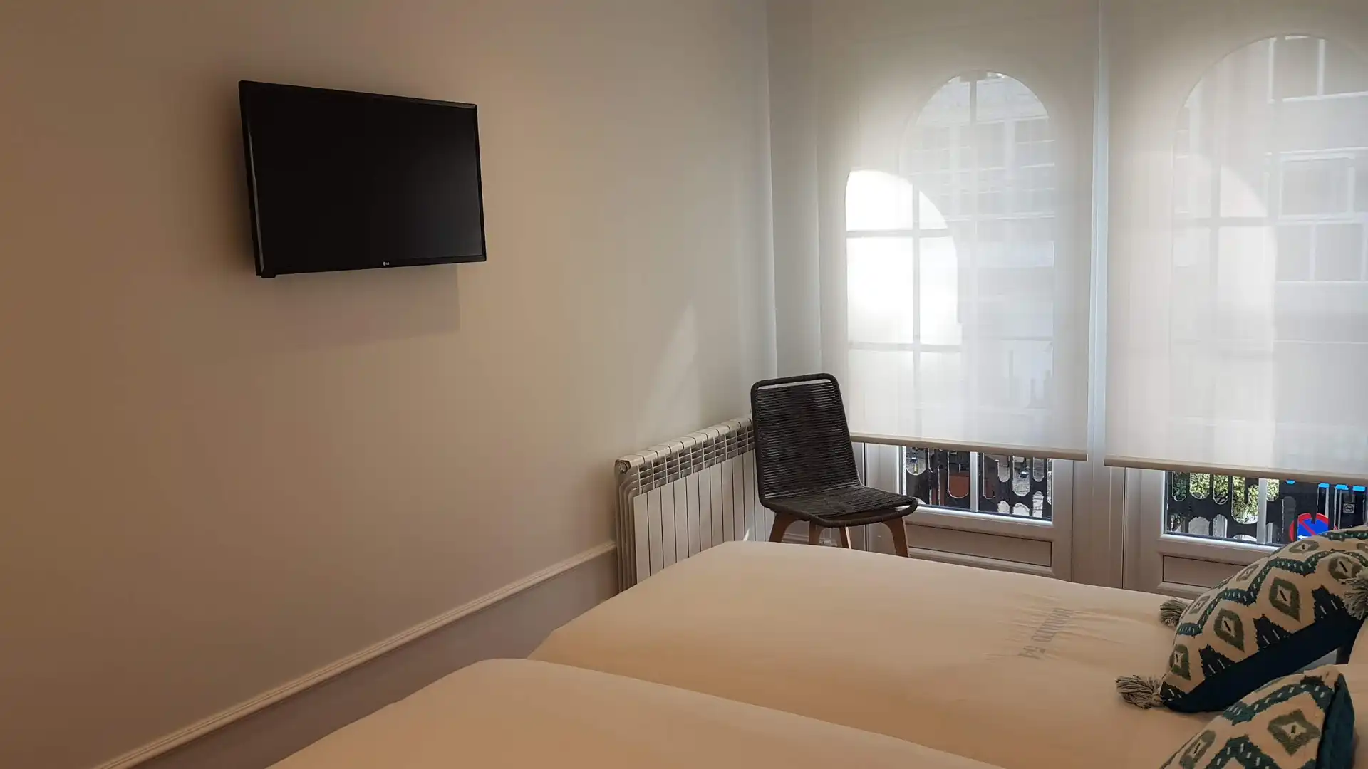 Schlafzimmer von Wohnung zur Miete in Santiago de Compostela  mit Heizung, Möbliert und Balkon
