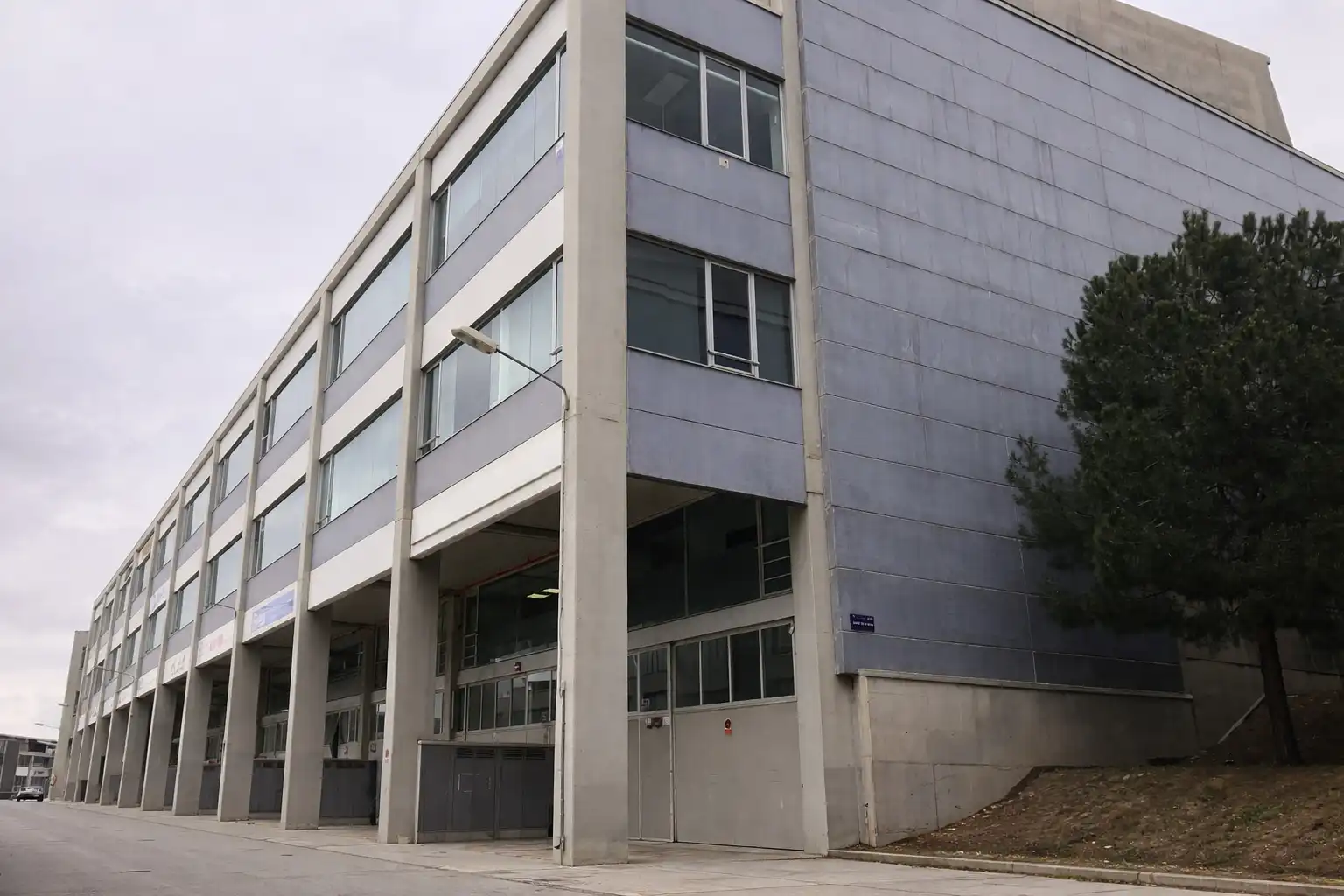 Außenansicht von Fabrikhallen zur Miete in Badalona mit Heizung und Alarm